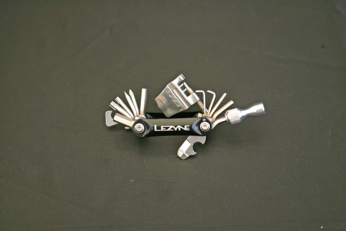 Rechts im Bilder der neue CO2-Adapter, den das Minitool von Lezyne künftig an Bord hat.