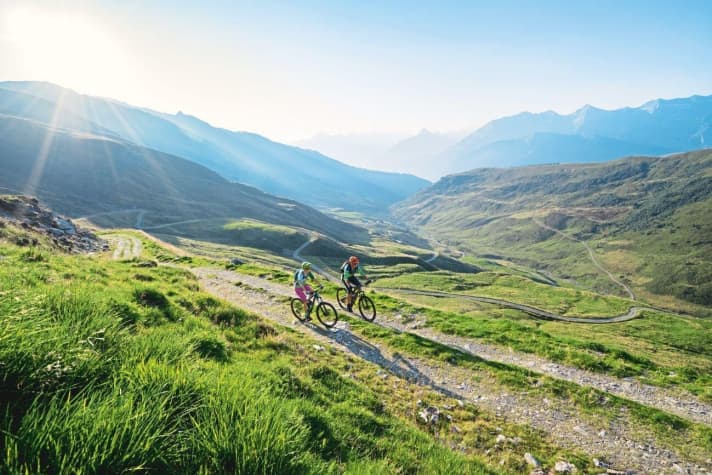   Erst der Gipfeltrubel am Penkenjoch, dann durch die stille Bergarena zum Geiseljoch hinauf. Danach die ewige Abfahrt ins Tal.