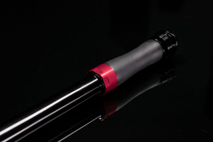   Die Dämpfungseinheit sitzt in einer geschlossenen Kartusche. Der Gummibalg dehnt sich beim Einfedern aus.