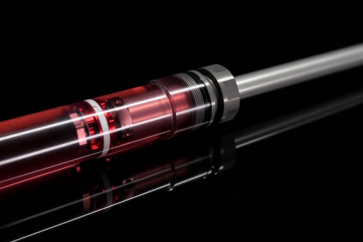   Ein größerer Kolben soll die Dämpfungskontrolle verbessern, was wir nach den ersten Testrunden mit der Rock Shox SID durchaus bestätigen können.