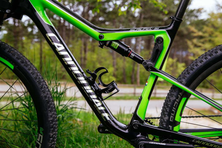 Two bottle cages fit into the main frame of the new Scalpel-Si. Marathon racers will scream "hallelujah".