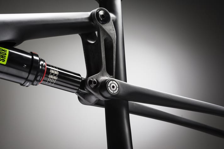The new carbon rocker saves a lot of weight. A longer rocker is used on the 29er as on the smaller 27.5-inch models. Cannondale relies on a one-piece thru-axle for the main bearing, which can be easily operated with a T25 Torq.