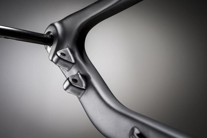 The rear brake mount on the Scalpel-Si is hidden on the chainstay. On the old Scalpel it was on the seat stay.