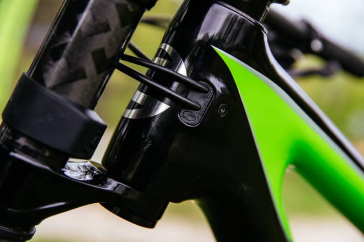 It goes without saying that the cables are routed inside the frame. The interchangeable inserts on the head tube allow cables and bends to be routed nicely. If you want to ride a dropper post, you need an insert with one more opening. This is also possible.