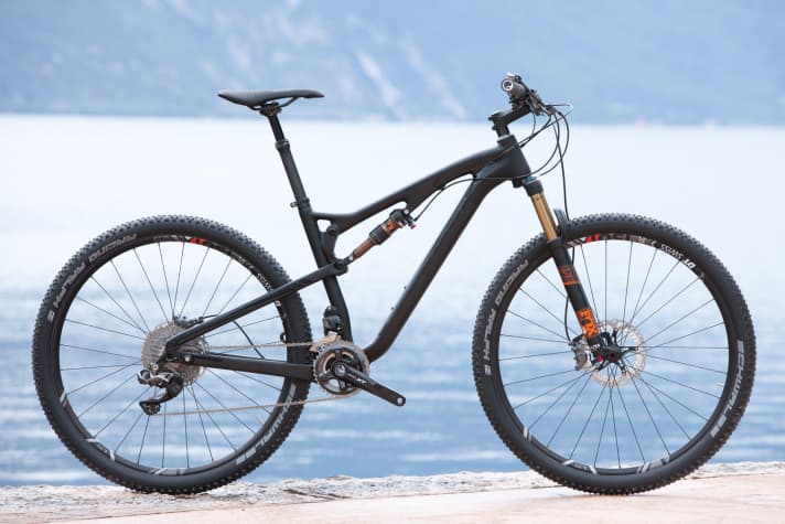   Das Stevens-All-Mountain Jura als Carbon-Version. Der Rahmen soll 2050 Gramm auf die Waage bringen.