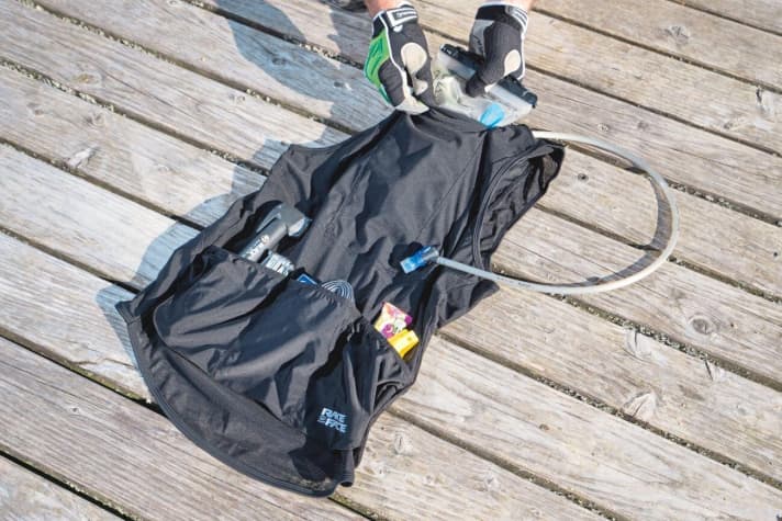   Das Stash Tank ist stabil konstruiert und mit verstärkenden Nähten versehen, sodass die drei Rückentaschen großzügig beladen werden können.