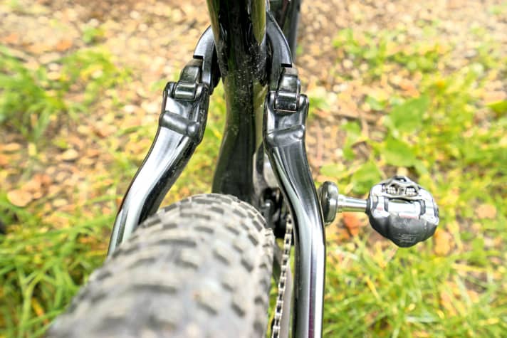   Specialized nutzt den Hauptrahmen vom Stumpjumper-29er und kombiniert mit einem breiten Alu-Hinterbau. Der baut so breit, dass die Ferse/Knöchel streifen kann. 