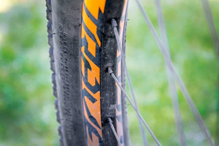   Anders als beim 6Fattie-Hardtail kommt beim Stumpjumper eine schmale 30er-Carbon-Felge in Kombination mit einem Drei-Zoll-Reifen zum Einsatz. Das erfordert mehr Luftdruck.