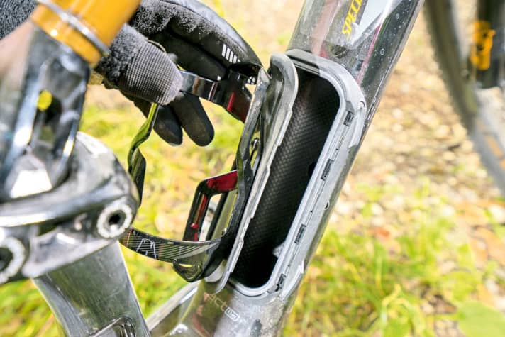   Hidden under the bottle cage on the Specialized Stumpjumper is the SWAT-Door, which makes the down tube accessible as storage space. There is space for a tube, pump and rain jacket.