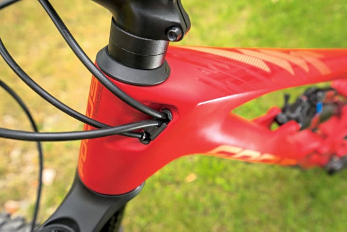  The massive top tube of the Focus Sam provides stiffness and creates space for the internally routed cables.