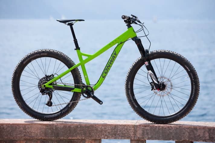   Robust, carefree and fully trail-ready: the Conway Plus hardtail bends through the terrain with wide tyres and a 140 mm fork.