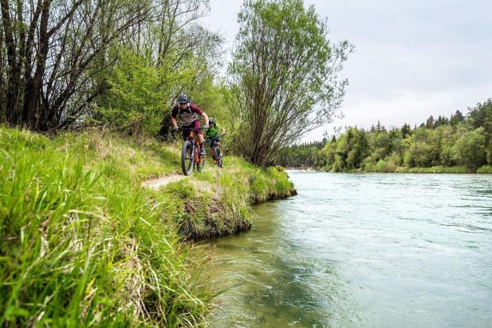   Isartrails: Die meisten Münchner kennen nur die Trails von der Stadt bis nach Schäftlarn. Dabei könnte man mit der S-Bahn nach Wolfratshausen fahren und von dort den Trail-Spaß zurück nach München um einige Kilometer verlängern.