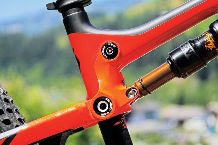  The chip on the rear shock mount changes the geometry by 0.5 degrees. The Scott Genius Plus uses the same main frame as the 29-inch model.