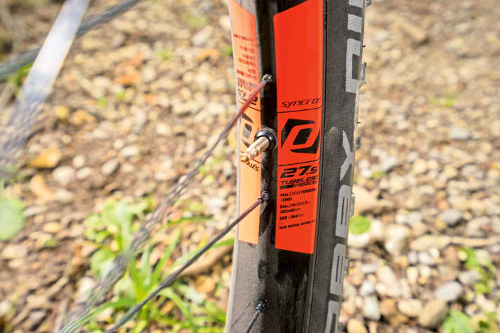   The aluminium rim with a 40 mm rim width on the Scott Genius optimally supports the 2.8-inch tyre and allows very low air pressures of around one bar. The wheel weight is the same on both bikes.