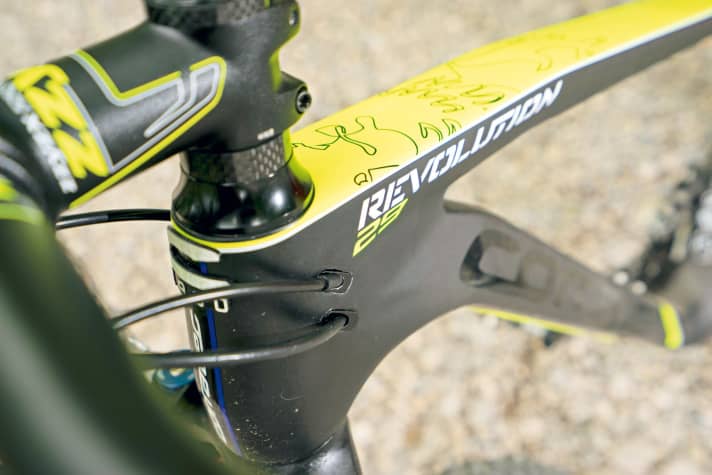   Die Züge verlaufen klapperfrei im Inneren des Rahmens. Auf dem Oberrohr prangt das Corratec-Firmen-Wappen.