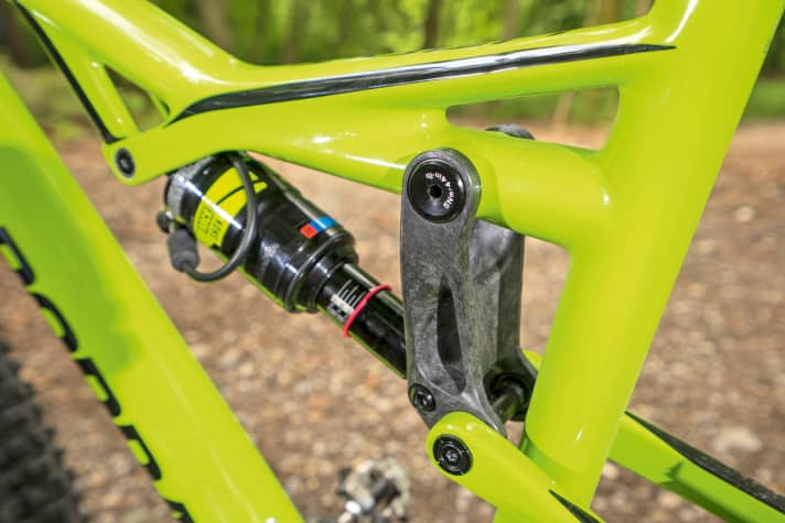   The main frame, rear triangle and rocker of the Cannondale Habit are made of carbon. The rear triangle does not require a second joint.