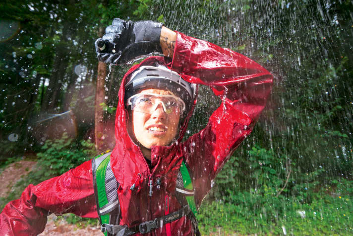   Achtung vor der Verdunstungskälte bei langen Etappen und Fahrten im Regen