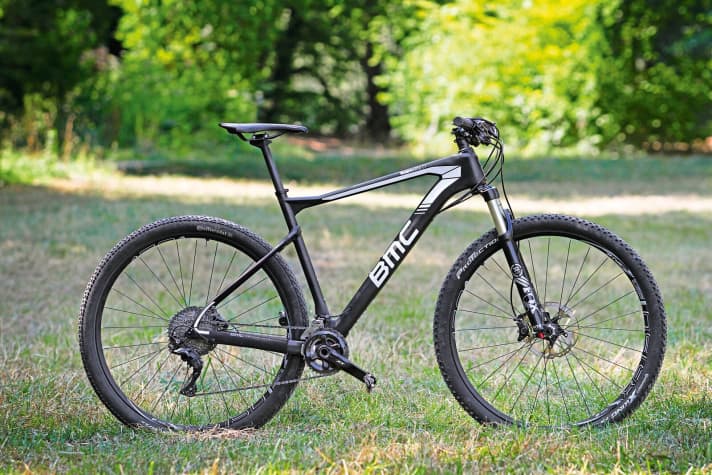   "Softtail": In den Sitzstreben des BMC Teamelite 01 federn Elastomere grobe Schläge ab. Das Foto zeigt die 4399 Euro teure "zivile" Version mit mechanischer 2x11-XT-Gruppe.