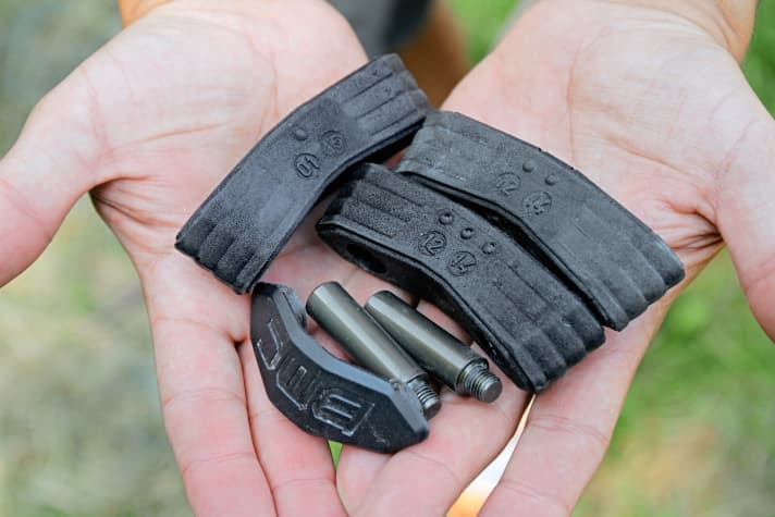   There are three different hard elastomers to choose from. The medium hardness seemed to work best for us. The soft one bobs a lot. The suspension travel of the BMC Teamelige: up to 17 mm.