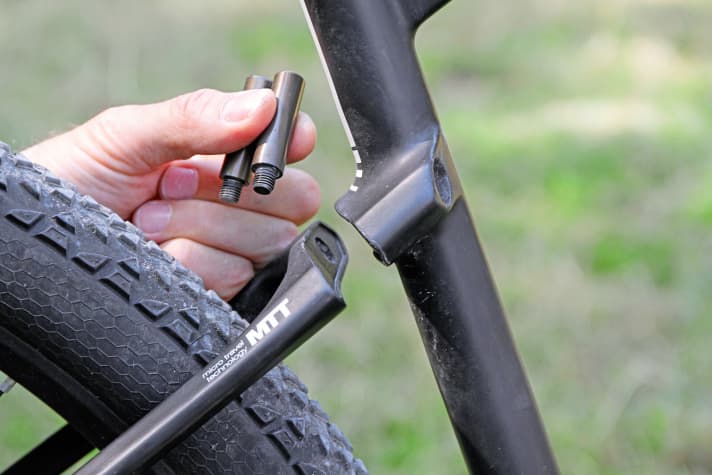   The conversion is easy: loosen two screws and the rear triangle becomes a two-piece construction. After a week of testing at the Transalp with the BMC Teamelite, the construction already had some play.