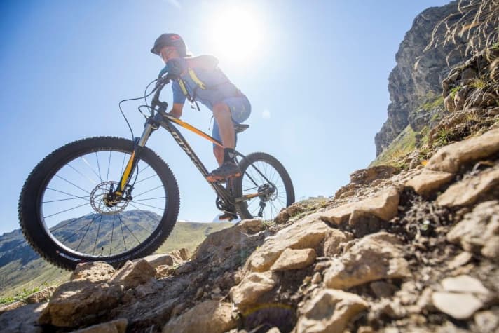   This season, more and more bike manufacturers are introducing thicker tyres. Plus bikes are when tyres with a width of 2.8-3.0 inches are used.