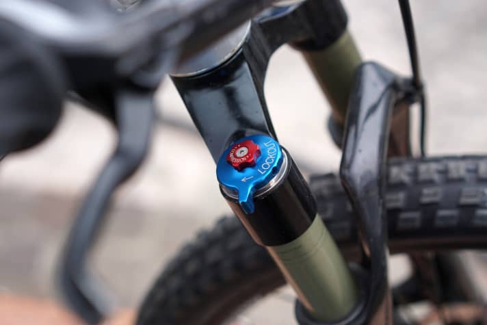 The fork was developed by Supurb and offers many adjustment options. A material mix of carbon and aluminium keeps the weight within limits.