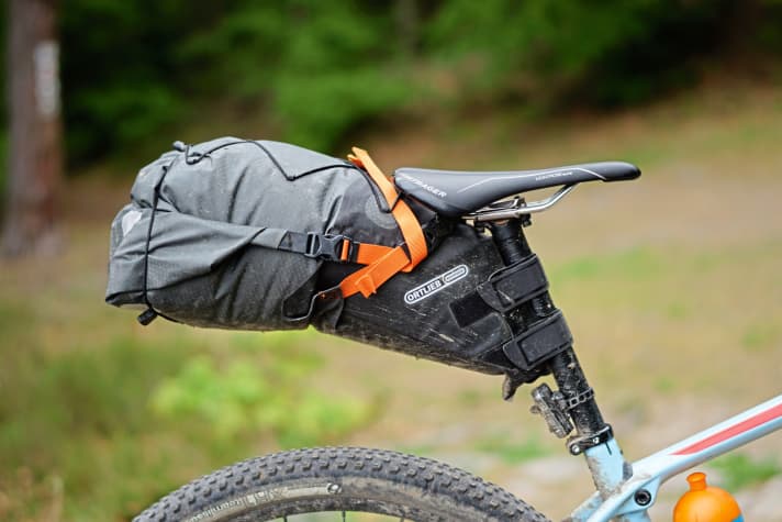   Small luggage: A bag like this is enough to store everything you need for a short trip. The Seat Bag from Ortlieb, for example, is 100 percent waterproof, offers 8 to 16.5 litres of storage space and costs 129 euros. <a href="http://www.ortlieb.com/" target="_blank" rel="noopener noreferrer nofollow">www.ortlieb.com</a>