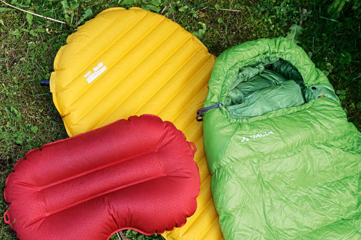   Gute Nacht! Bequeme Ultraleicht-Iso-Matte Neo Air Xlite von Therm-A-Rest, 149 Euro,  <a href="http://www.therm-a-rest.net/" target="_blank" rel="noopener noreferrer nofollow">www.therm-a-rest.net</a> ; Daunenschlafsack Rotstein 450 DWN von Vaude mit winzigem Pack­maß, 380 Euro,<a href="http://www.vaude.com/" target="_blank" rel="noopener noreferrer nofollow"> www.vaude.com</a> ; Aufblaskopfkissen, ab zirka 10 Euro, Outdoor-Fachhandel. 