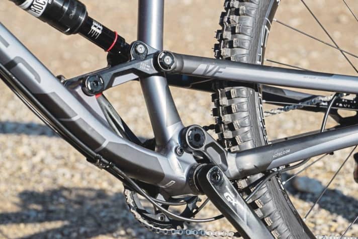   The installation position of the flip chip in the shock mount determines the combination of geometry and suspension travel. A bottle does not fit in the frame.