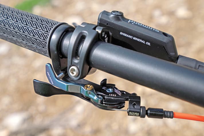   The lockout lever for the fork is conveniently located under the handlebars of the Scott Scale.