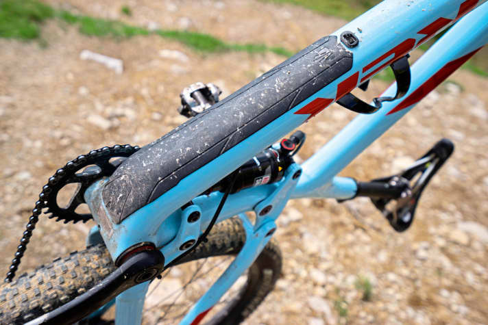   Protective armour for the rough stuff: The plastic plate generously protects the down tube of the Trek.    