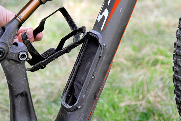   Clever idea: a spare tube, pump and jacket can be hidden in the down tube of the Specialized Camber.