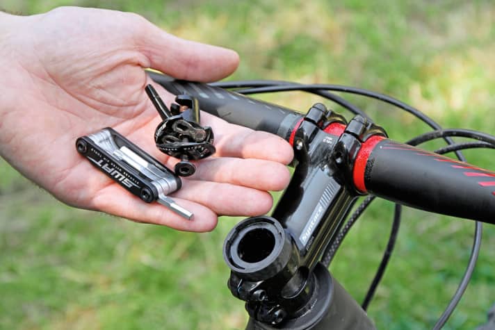   Immer alles dabei: Das Minitool sitzt beim Specialized Camber unterm Oberrohr, das Kettenwerkzeug steckt im Steuerrohr.