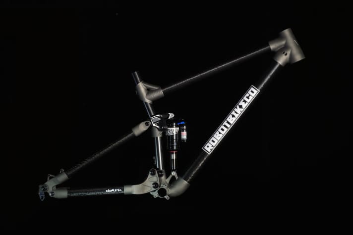   Zwölf Titanmuffen werden mit eingeklebten Carbon-Rohren verbunden – fertig ist das Maß-Enduro.