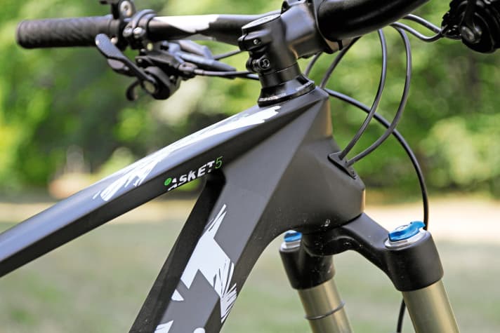   Frame design with a recognisable effect. You can bump your knee on the edge of the top tube of the Ghost Asket.