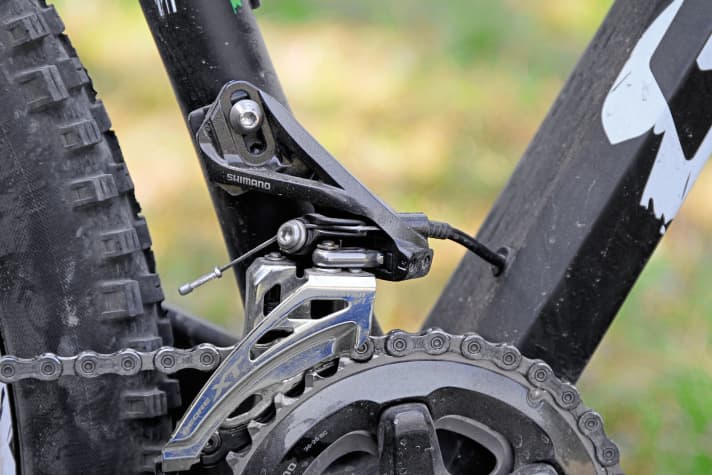   The side-hinged Shimano XT front derailleur works very quickly and very precisely.