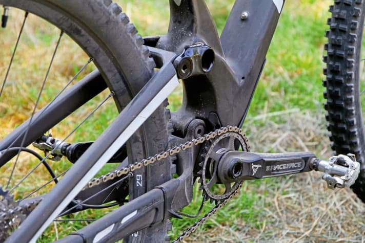   The damper sits in the frame of the Bold and is controlled via very widely supported joints. Plus: remote control for the lockout on the handlebars.