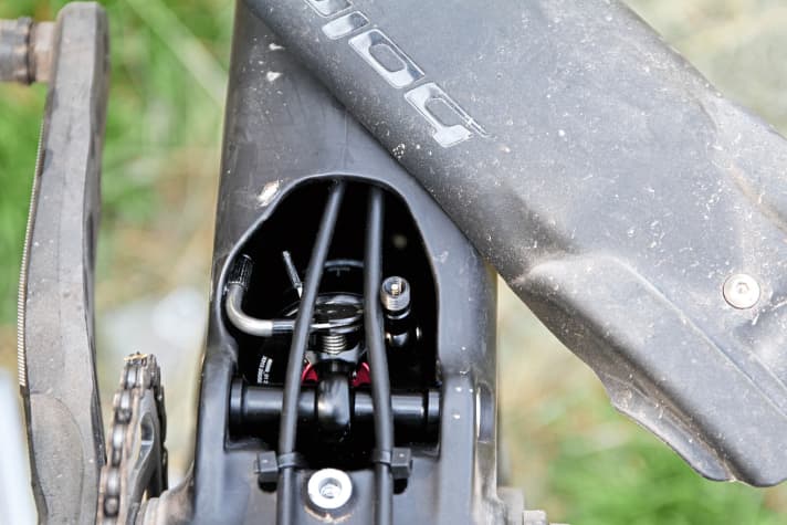   The DT Swiss shock can be accessed via the large maintenance flap in the down tube of the Bold Linkin. To adjust the air pressure and rebound damping, you have to remove the flap using two screws.  