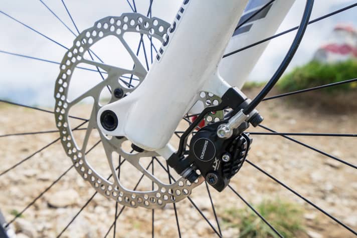   Komplette Shimano-XT-Gruppe bis auf die Bremsscheiben. Hier setzt Rocket den Rotstift an.