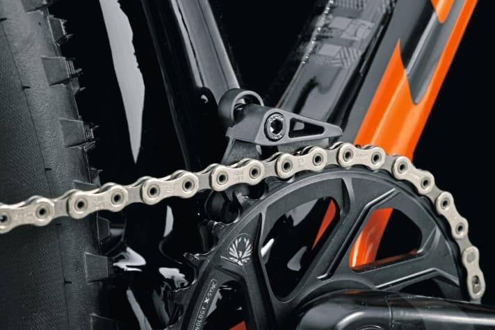  To ensure that the chain remains absolutely secure on the chainring, Scale and Spark have an additional mini chain guide for single drivetrains.