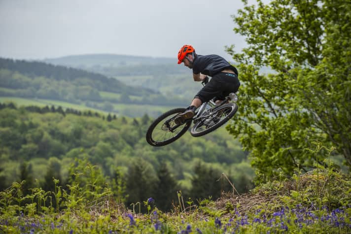   The Robot Bike R160 is designed to provide plenty of downhill fun.