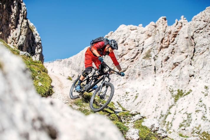   The influence of the cockpit is immense: a front that is too low, grips that are too thick or handlebars that are too narrow are extremely restrictive.