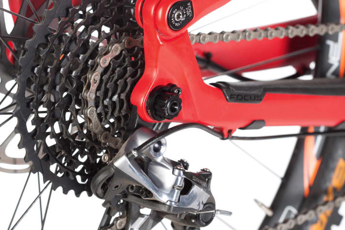   Loose rear derailleur: Sram type 2 rear derailleurs with friction dampers often come loose. Poor shifting behaviour is the first indication of a loose bolt. Screw locking helps.