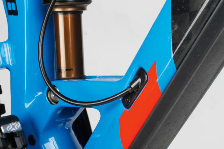   Rattle alarm: Sometimes it's the beating chain, sometimes the cable mesh on the cockpit. Particularly annoying when the cables rattle in the frame. Special hoses ensure peace and quiet.