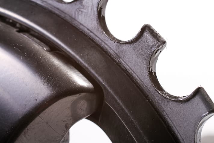   Raffinierte Lösung: Shimano krönt sein Alu-Blatt mit Zähnen aus Titan. Das hält den Verschleiß in Grenzen.