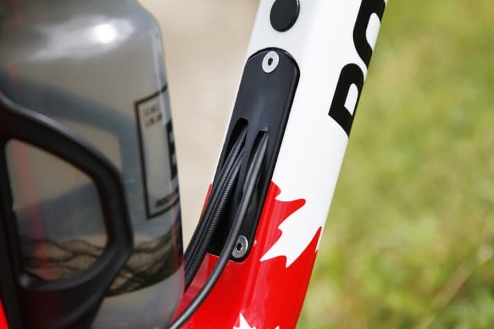   The cables are neatly routed in the frame, and a large opening provides space for the battery of a Di2 or electronic suspension systems.