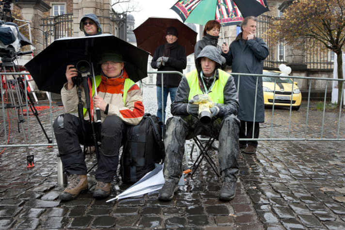    Sportograf: Nach einem Rennen ewig warten, bis die Event-Fotografen ihre Verkaufstische aufgebaut haben? Ist doch nervig, dachten sich Tom Janas und Kumpel Guido Holz und gründeten am 29. August 2005 eine eigene Foto-Agentur – und zwar mit Online-Verkauf. Heute sind die "Sportografen" weltweit auf nahezu allen größeren Mountainbike-Veranstaltungen unterwegs. Mehr als 30 Fotografen arbeiten für die Agentur. Pro Veranstaltung entstehen bis zu einer Million Bilder. <a href="http://www.sportograf.com/" target="_blank" rel="noopener noreferrer nofollow">www.sportograf.com</a>
