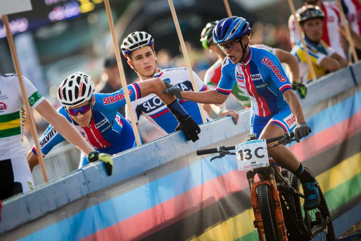   Katherina Nash auf dem neuen Orbea Oiz bei der WM-Staffel in Nove Mesto. Hier wechselt sie gerade auf Schlussfahrer Jaroslav Kulhavy.