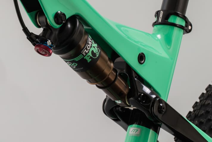   95 Millimeter straffen Federweg stellt der Hinterbau zur Verfügung – perfekt für Rennfahrer in technischem Gelände.