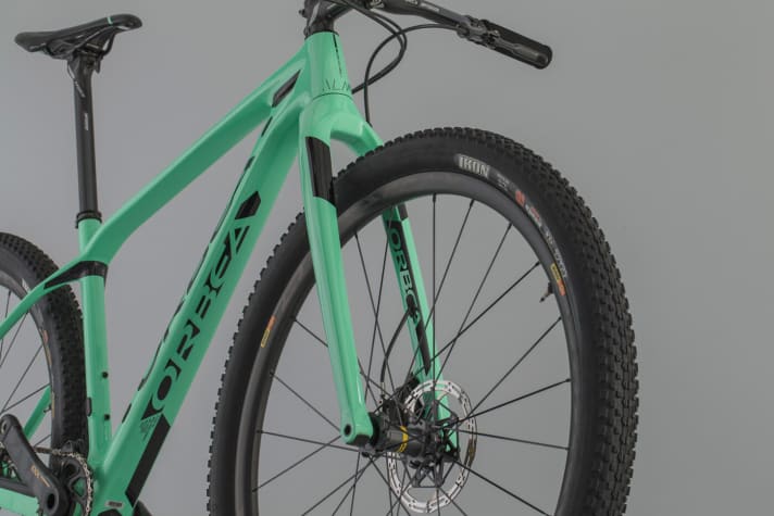   Die Orbea Spirit Starrgabel ist nichts für ruppige Worldcup-Pisten und harte Marathons. Aber gemäßigte Wald-Pfade und Schotterpisten steckt die 575 Gramm leichte Gabel sicher weg.